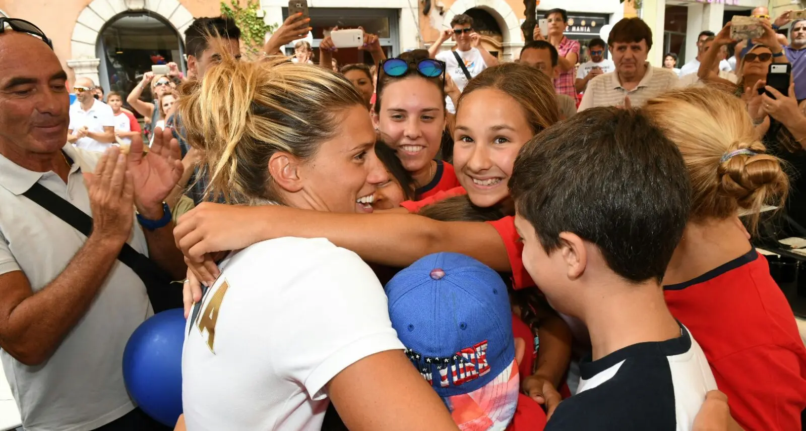 Dallapè, il trionfale ritorno a casa dopo l'argento di Rio Trento e Villamontagna abbracciano la campionessa