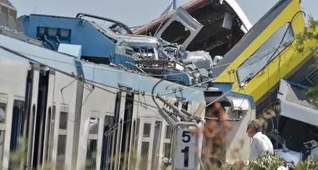 Frontale a 100 km tra due treni, in Puglia 27 morti e 50 feriti