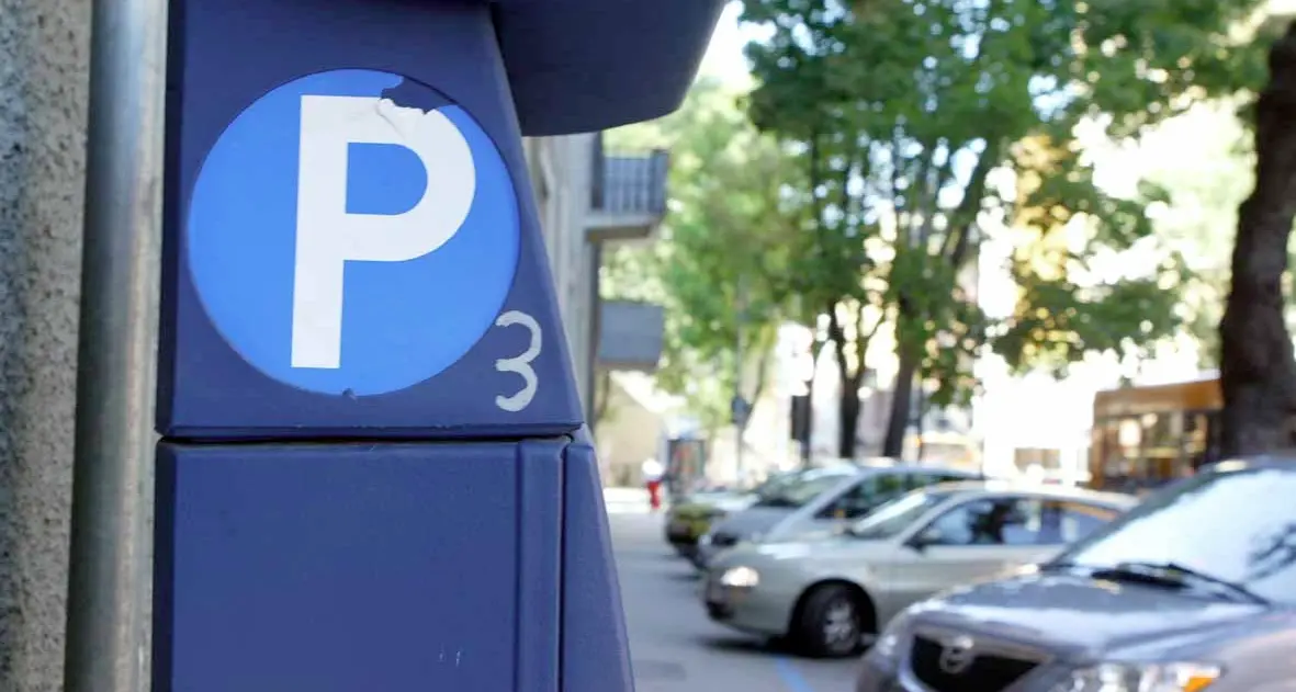 Parcheggi a pagamento: macchinette fuori norma senza la carta di credito e il bancomat
