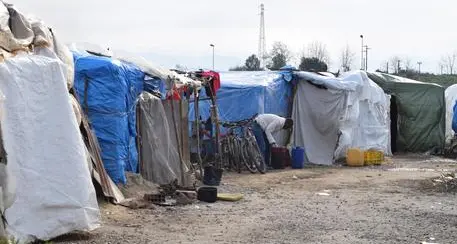 Immigrato accoltella carabiniere che spara, morto