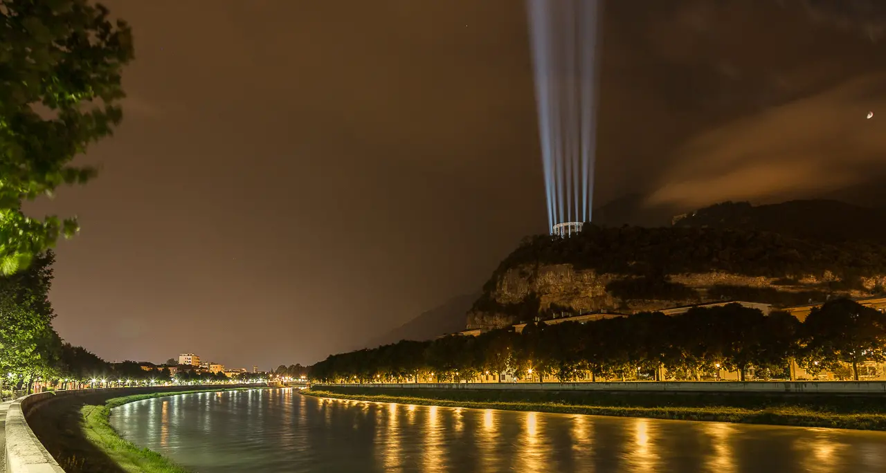 Sul doss Trento lo spettacolo delle colonne di luce per Battisti