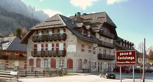 Il nome corretto è Passo Carezza ma la Provincia insiste con Costalunga