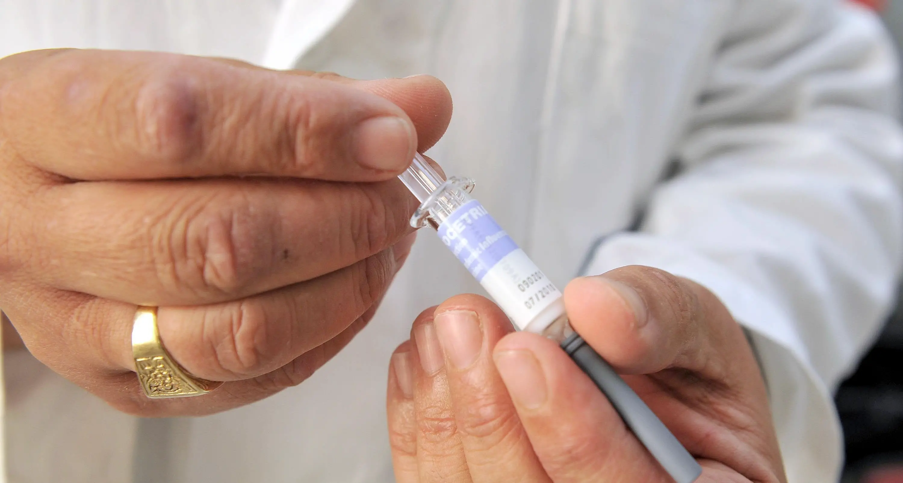 Ostetrica rifiuta di vaccinarsi L'ospedale la licenzia