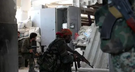 Siria: bombe su 4 ospedali di Aleppo, morto un neonato