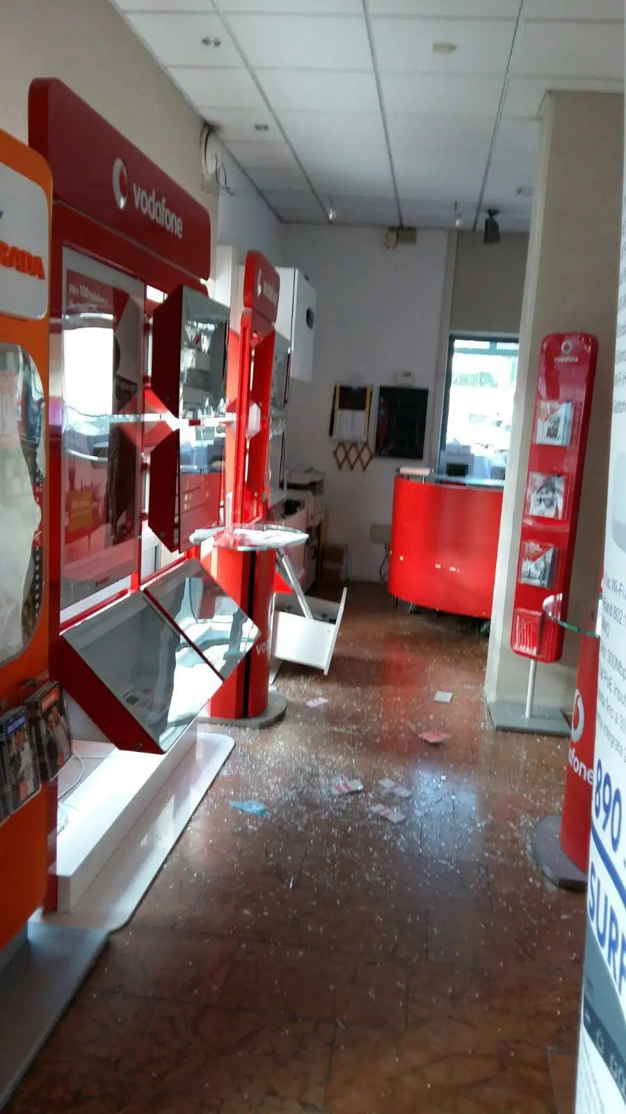 Ladri in azione nella notte in via Pranzelores Razzia di telefoni per 10mila euro - Video