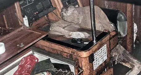 Yacht alla deriva, a bordo la mummia del comandante
