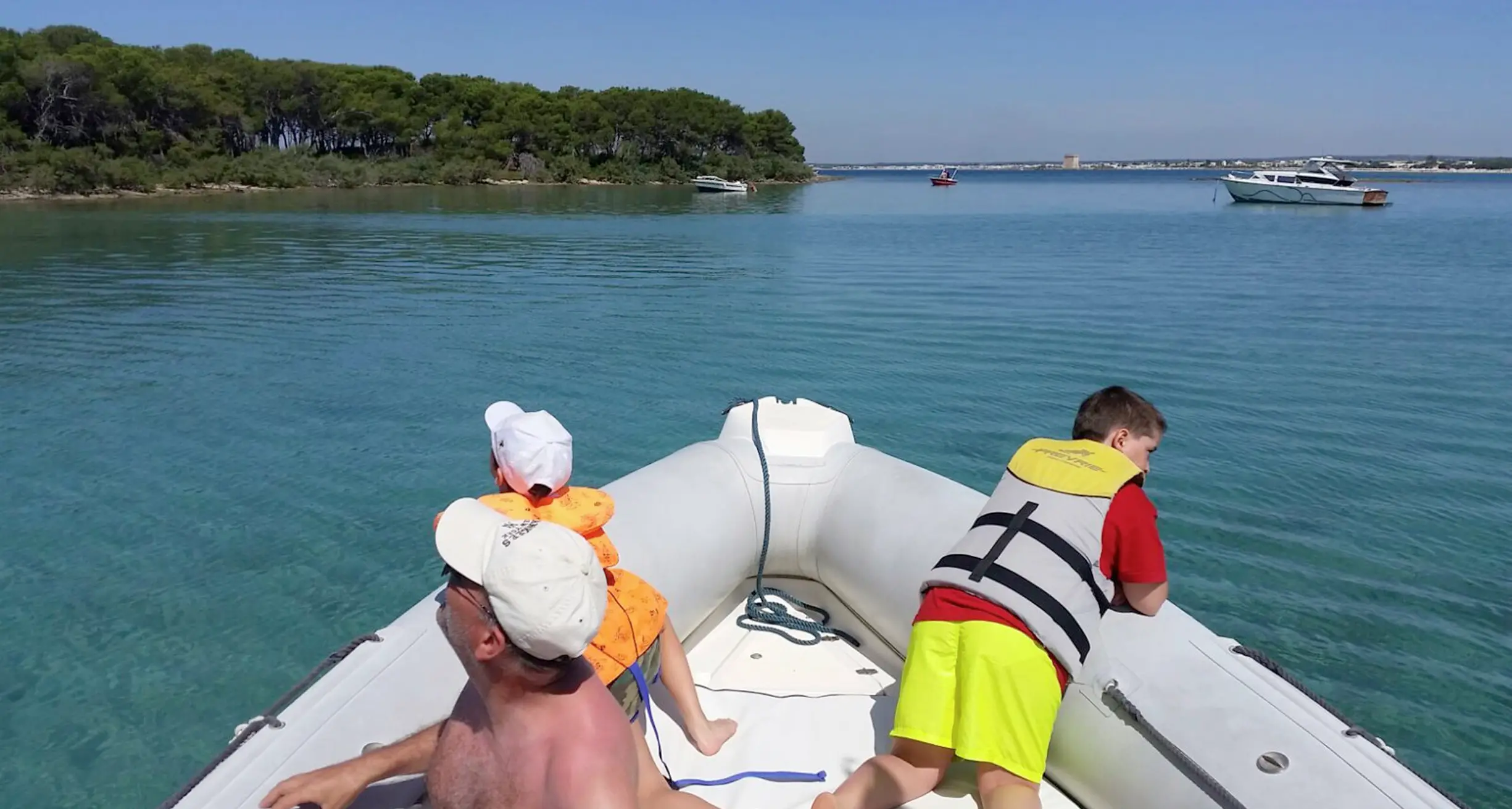 Salento, il pedalò prende acqua e affonda Tratti in salvo padre e figli di Pedersano