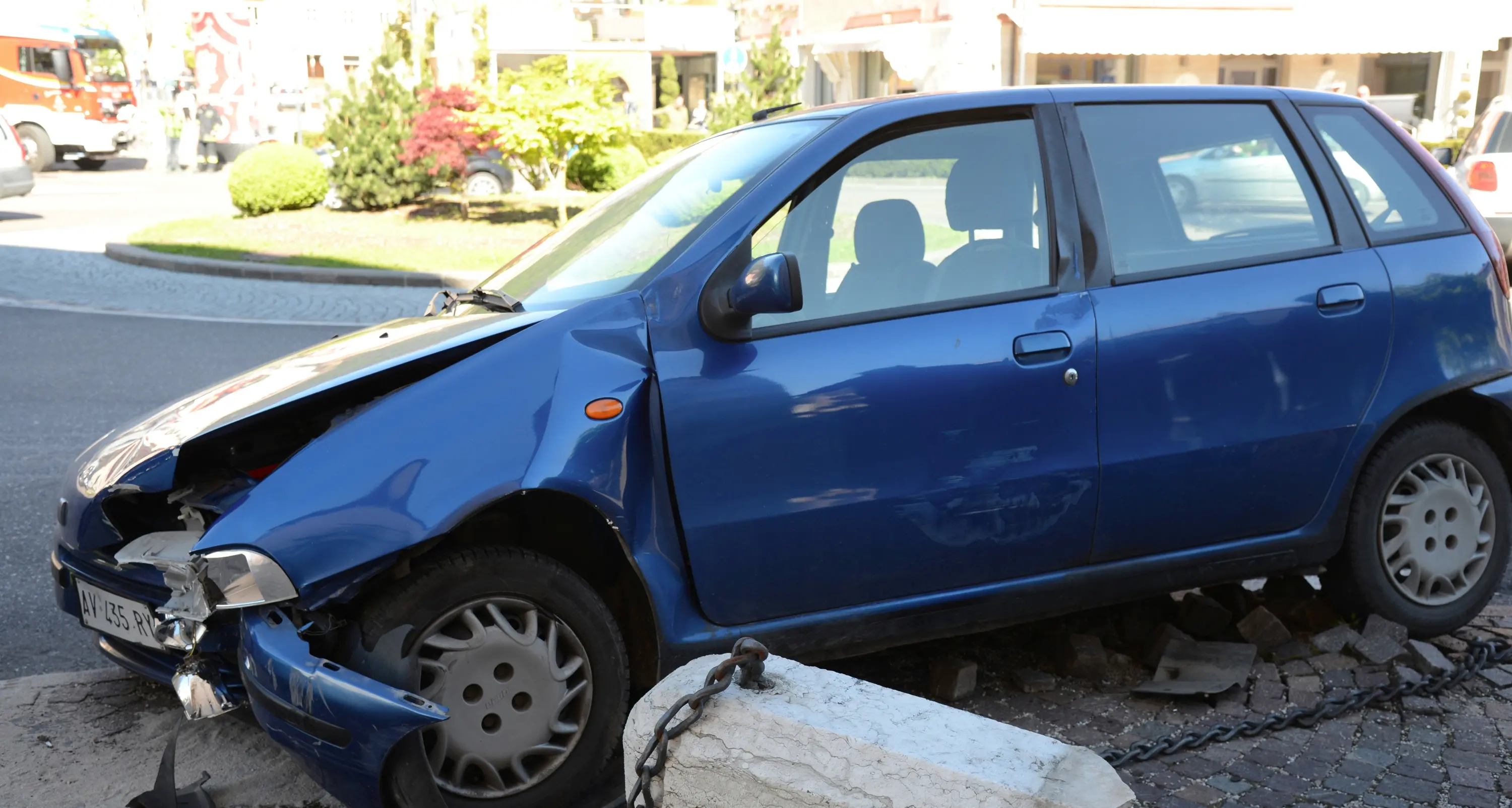 Anziano si sente male e si schianta in auto: salvato da un infermiere fuori servizio