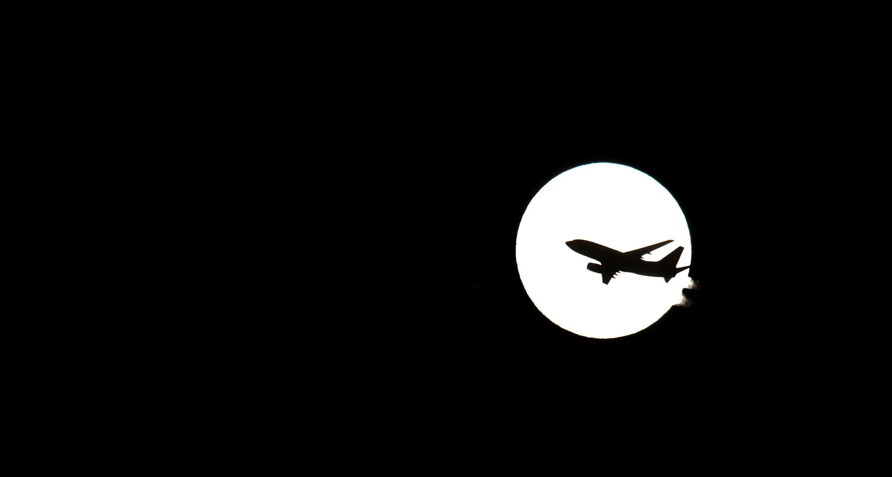 Il pilota: «Se mi lasci faccio cadere l’aereo»