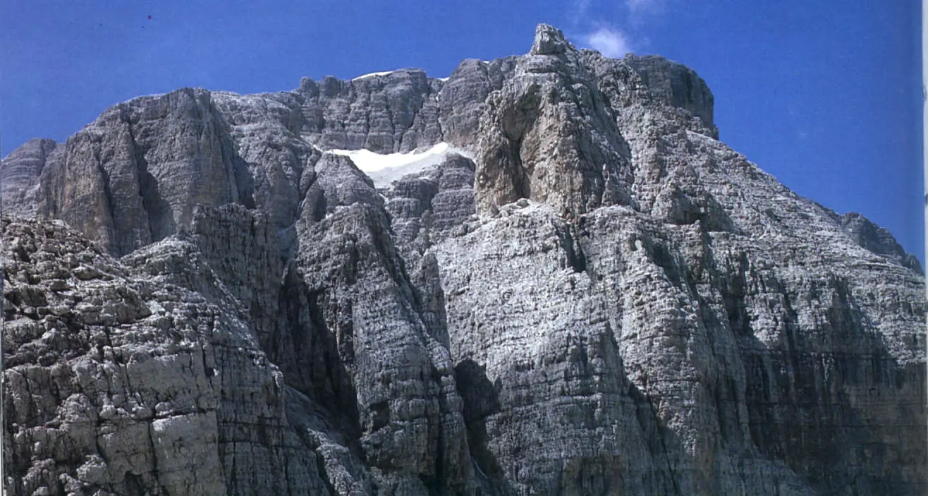 Cima Tosa, alpinista vola per quattro metri Soccorso dall'elicottero: traumi gravi