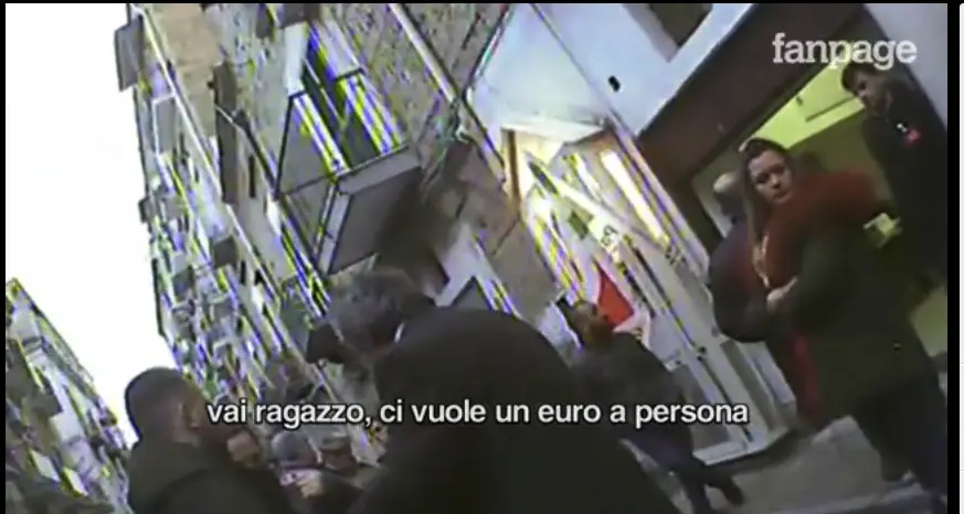 Primarie Pd, video a Napoli «Dati soldi fuori dai seggi»