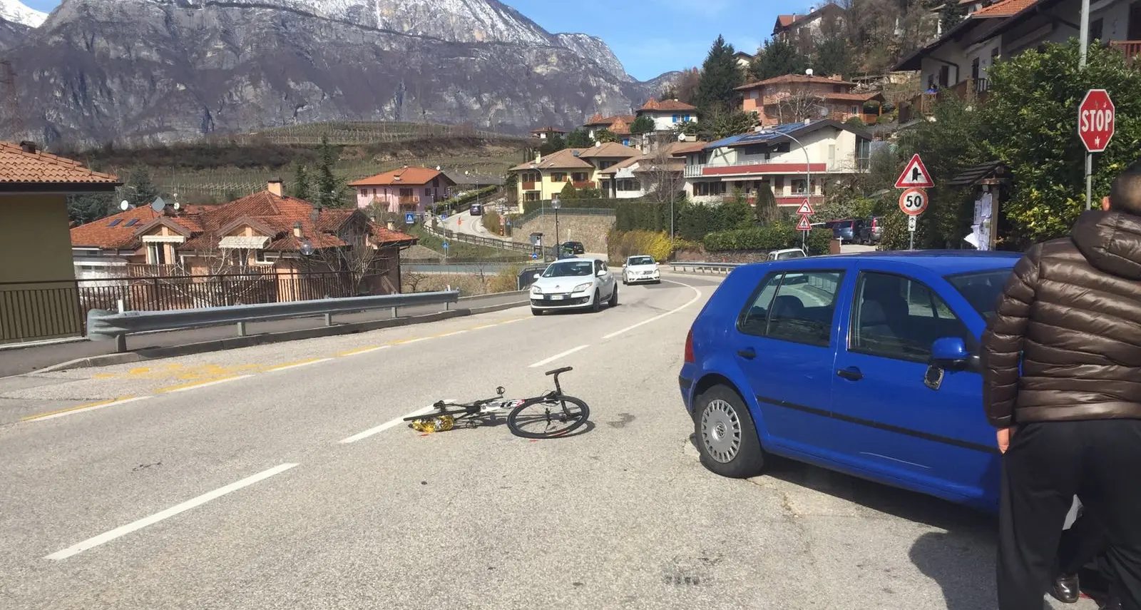 Lavis, ciclista urtato da un'auto finisce sull'asfalto Stava scendendo sulla strada che va in val di Cembra