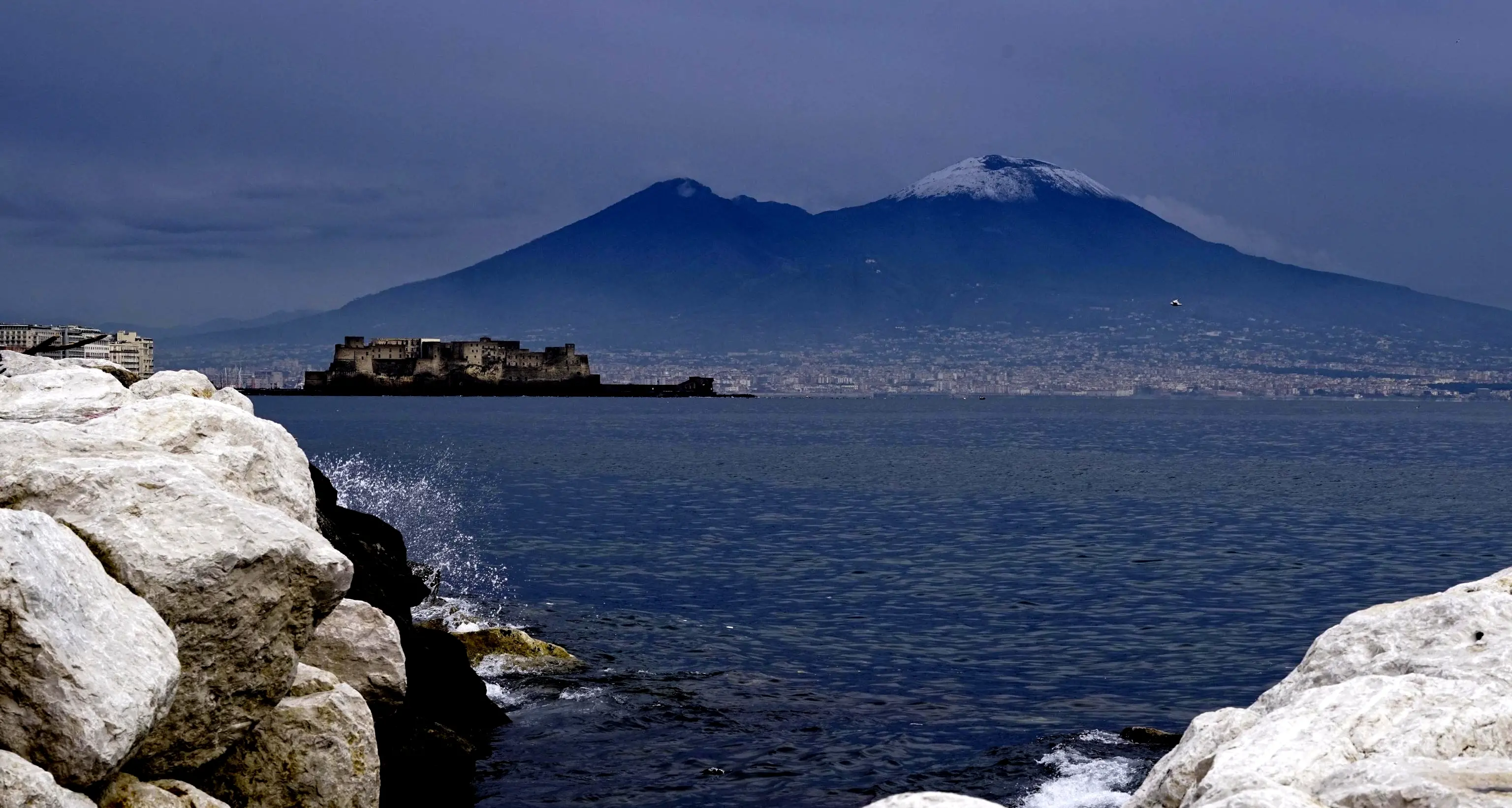Maltempo a Napoli e sul Vesuvio nevica