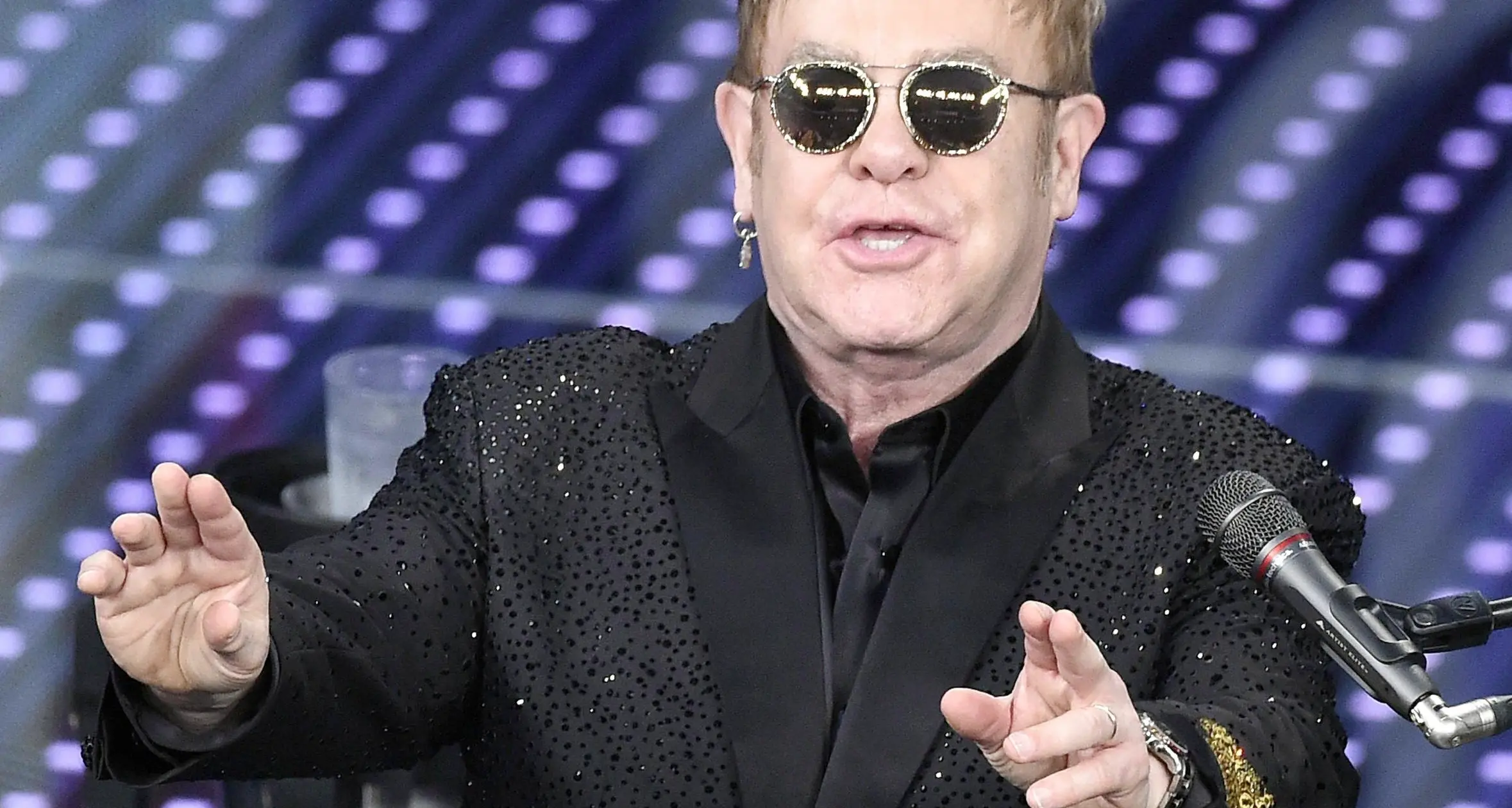«È gay» e Zaman censura Elton John