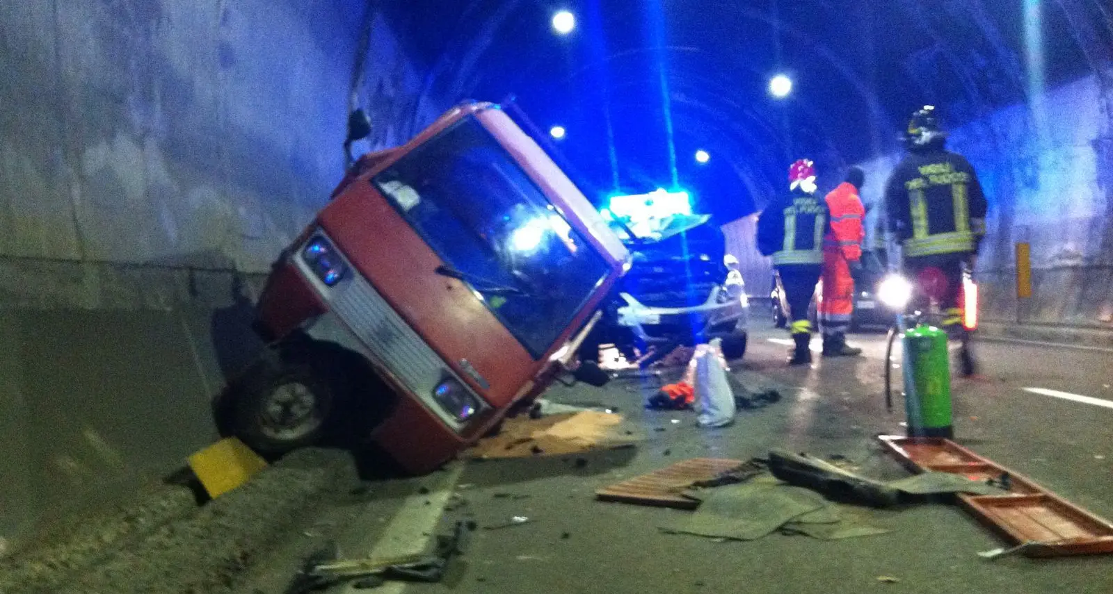 Scontro tra un'auto e un'Ape, rallentamenti in galleria a Cadine