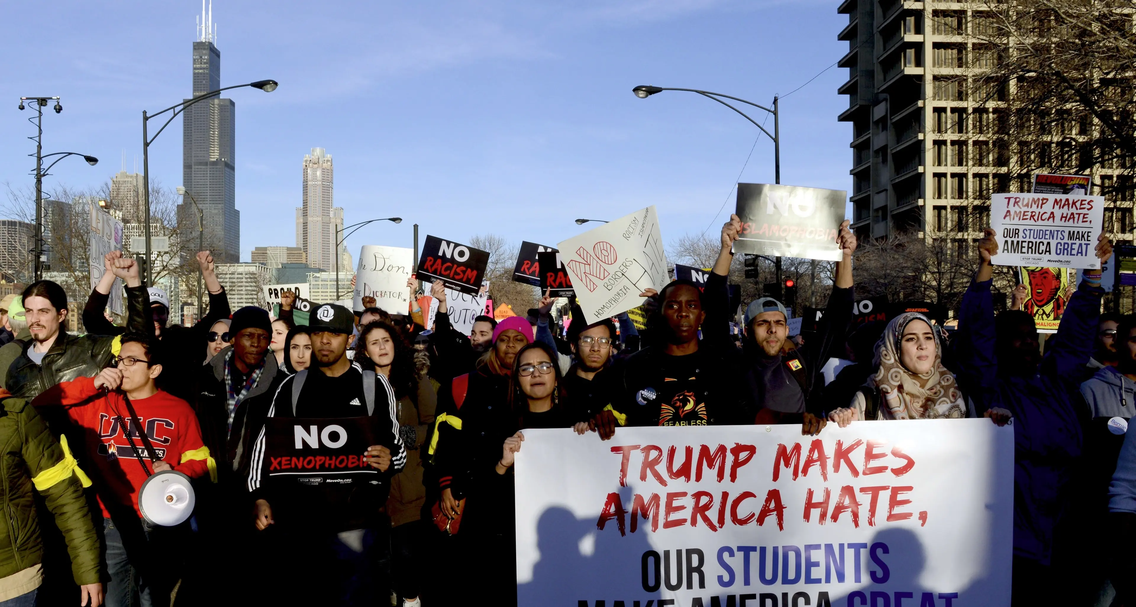 Chigago, Trump annulla comizio dopo le proteste: «Razzista»