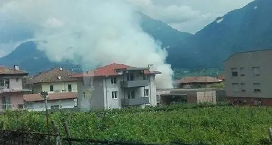 Aldeno, in fiamme legnaia accanto a un'abitazione