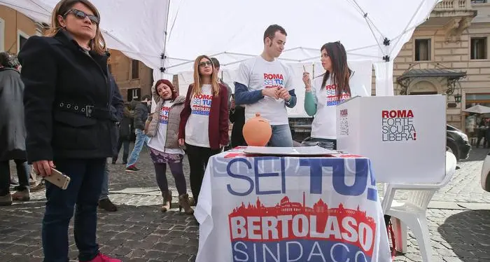 Roma, caos nel centrodestra: Bertolaso Ok ai gazebo, ma la Lega vuole Meloni