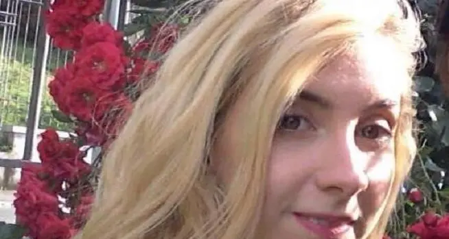 Un drappo alla finestra per Sara e contro la violenza sulle donne