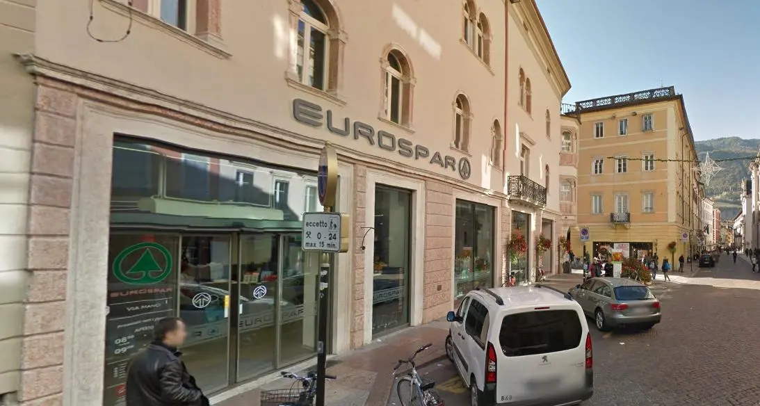 Entra all'Eurospar con una pistola (giocattolo) Si prende una bibita e un uovo di Pasqua