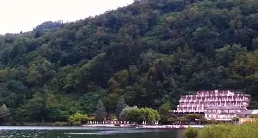 Sì ai bungalow sul lago Bufera sulla giunta di Levico