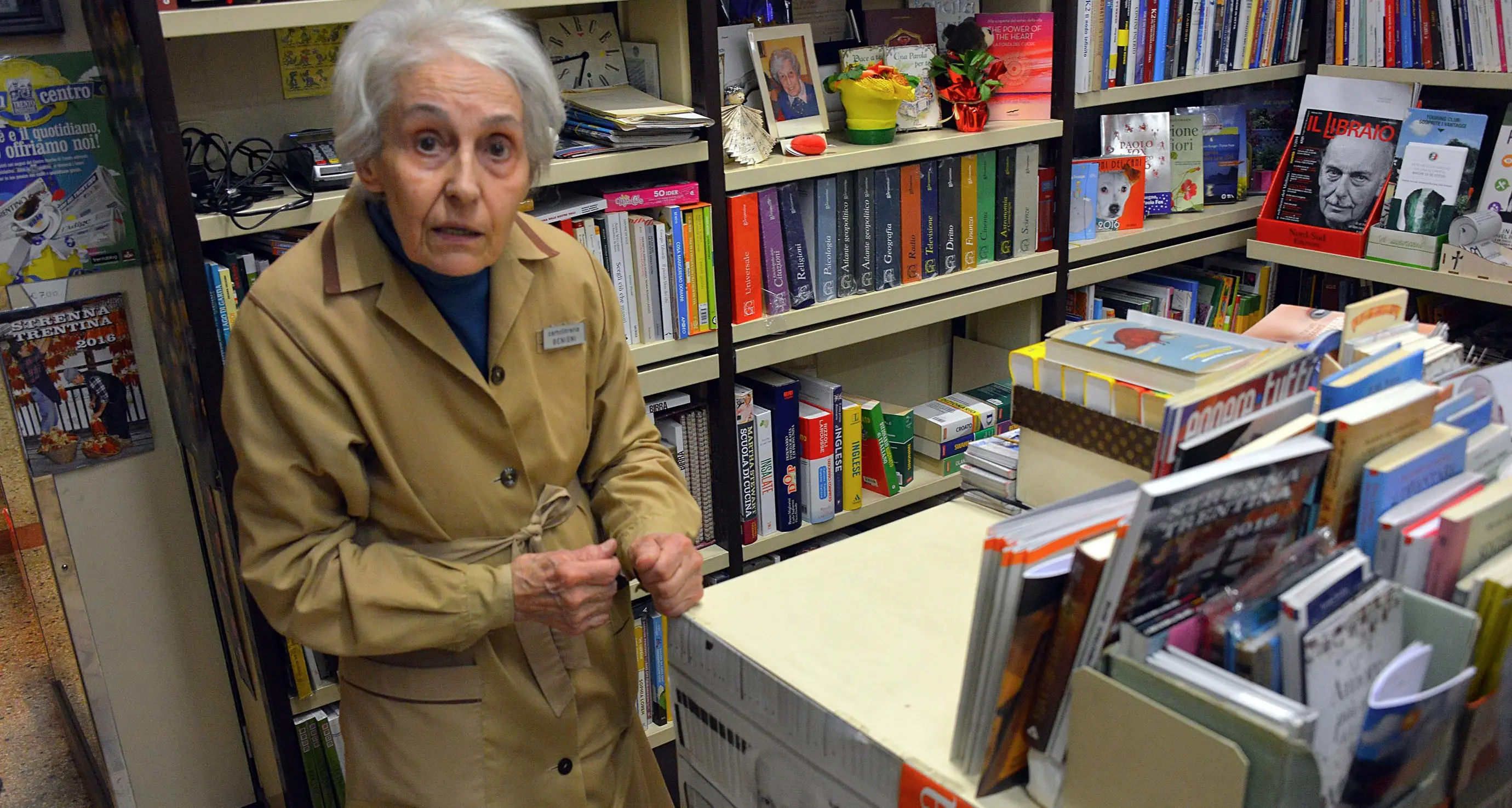 Furto in centro, colpo alla libreria Benigni: i ladri scappano con il registratore di cassa