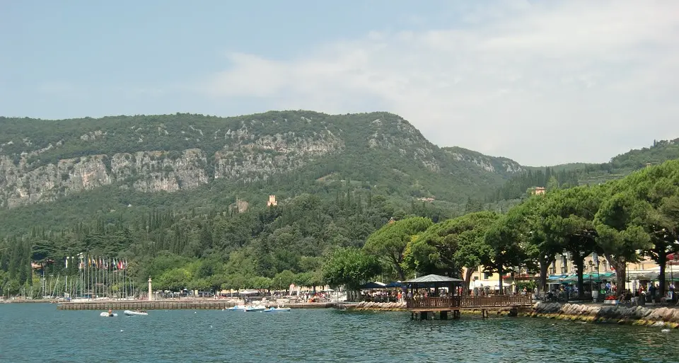 Tedesco in vacanza sul Garda filmava le donne nei bagni