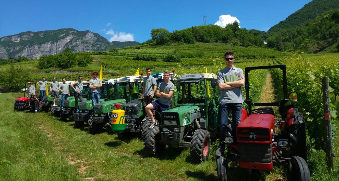 Gli studenti di agraria sfilano sui trattori