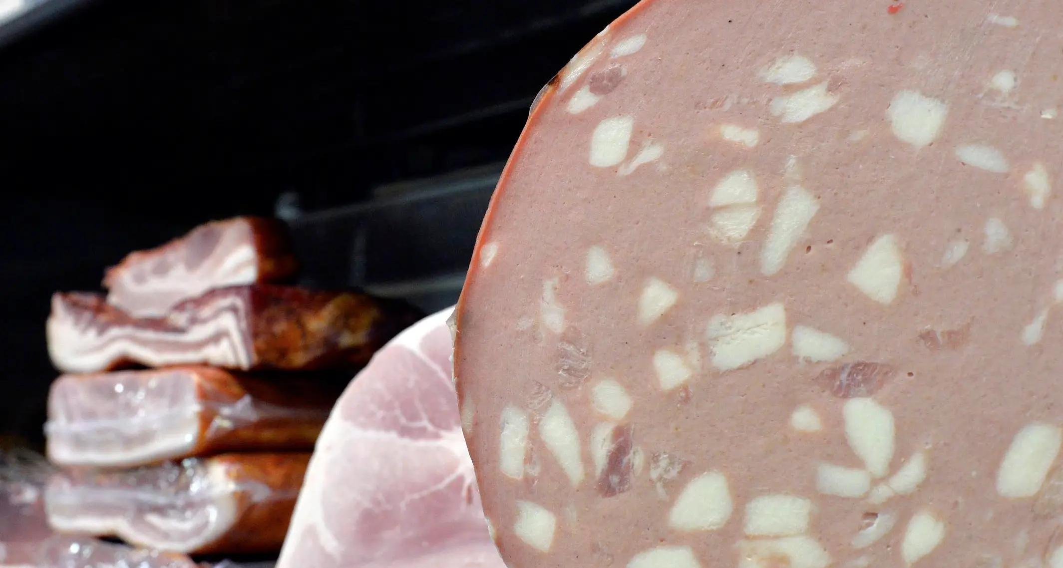 Lite in cella fra un nordafricano e un italiano sulla carne di maiale