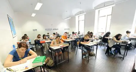 Reintegrato il professore licenziato per aver fatto da ragazzo pipì in un cespuglio