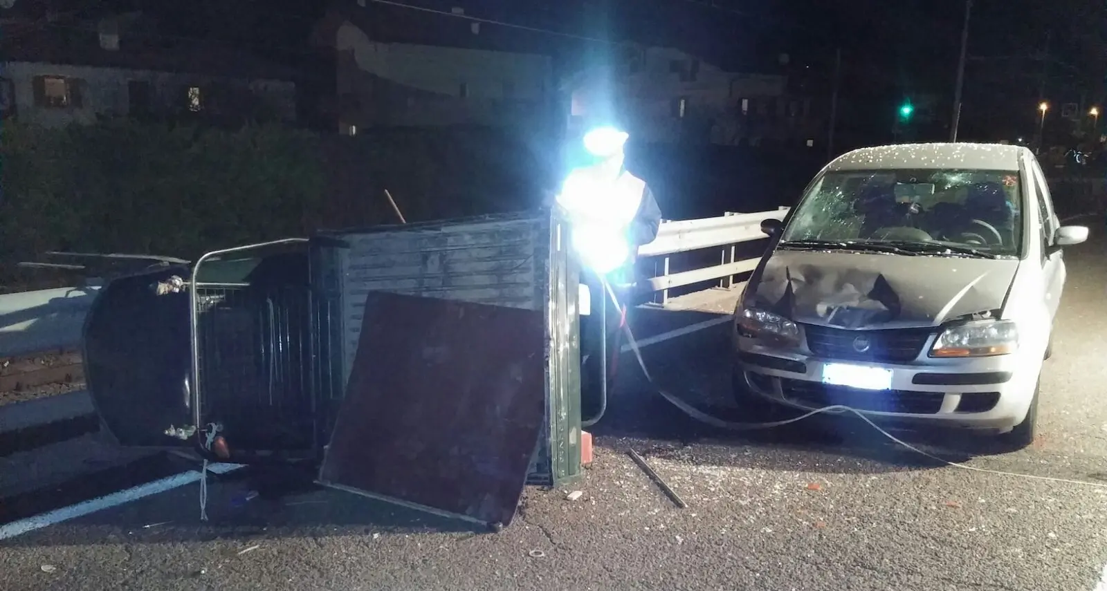 Grave incidente stradale poco fa: frontale auto - ape a Nave San Felice