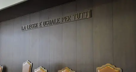 La figlia: offesa e minacciata di morte A processo papà, mamma e sorella