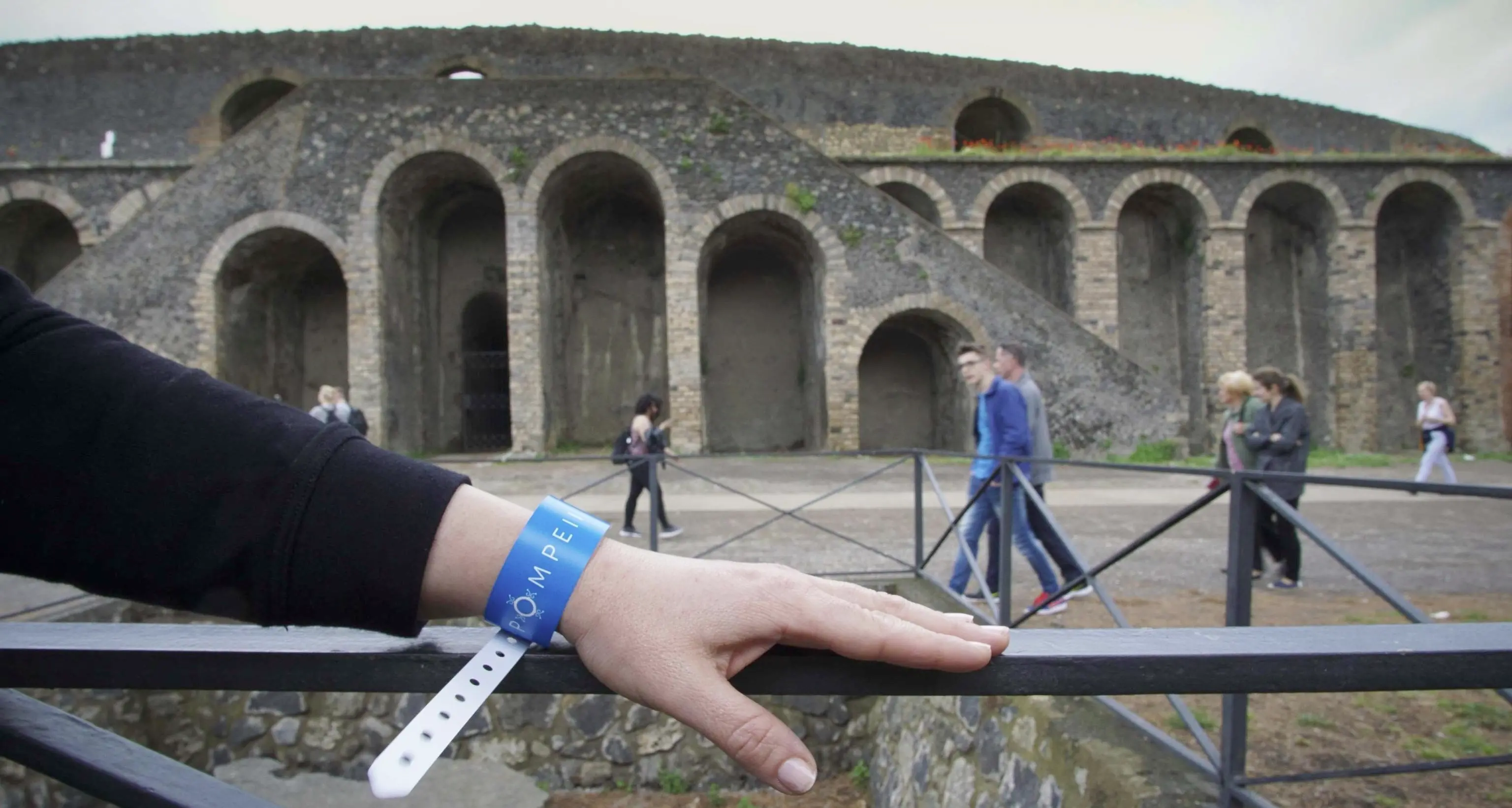 Pompei, per i turisti arriva il braccialetto elettronico