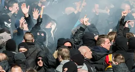Bruxelles: tensione hooligan-polizia a memoriale della Bourse. Video Isis, 'strage solo un assaggio'