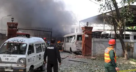 Pakistan: kamikaze in parco, 53 morti