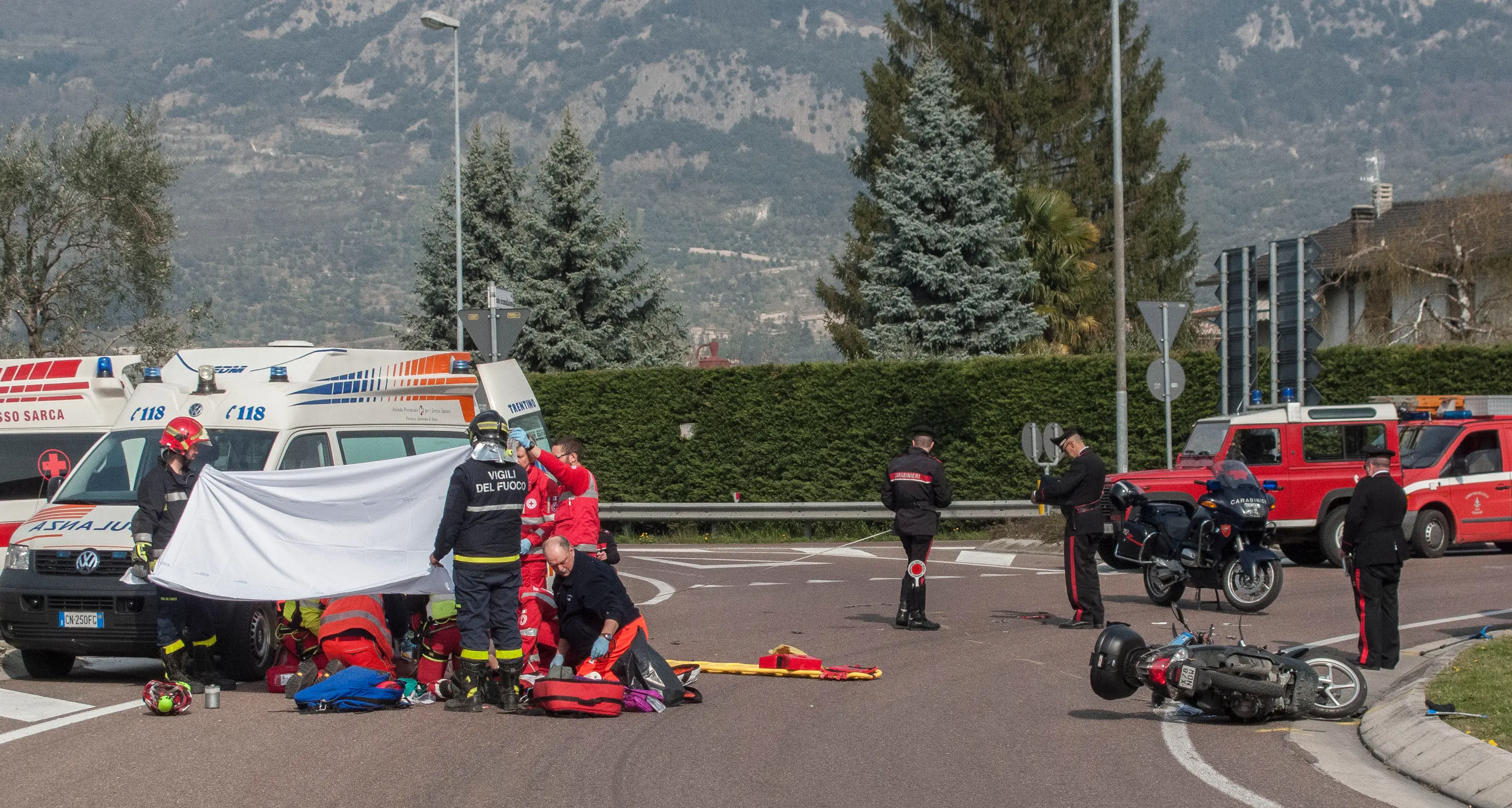 Arco, scontro auto - moto in rotatoria: un 64enne in rianimazione a Trento