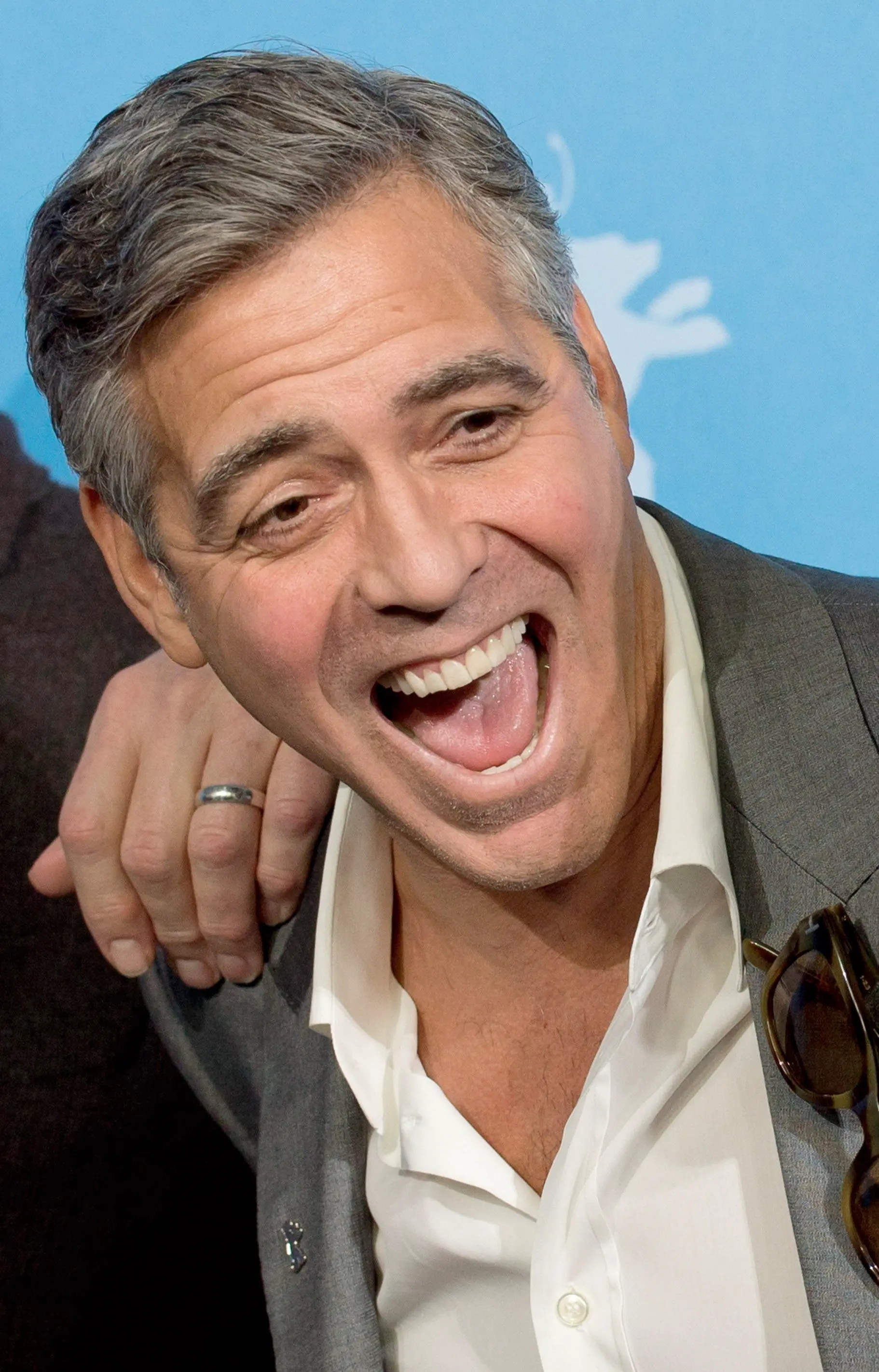 Cena oscena con Clooney Sanders contro le spese pazze