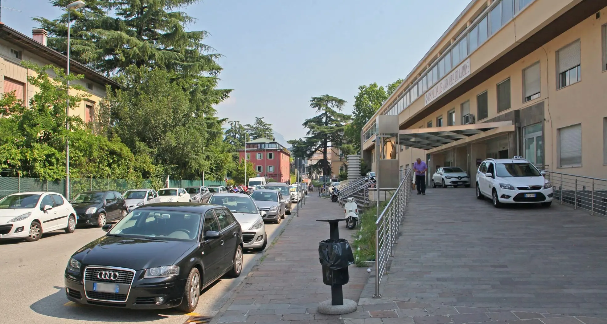 Ospedale e cimitero, ancora i parcheggiatori abusivi