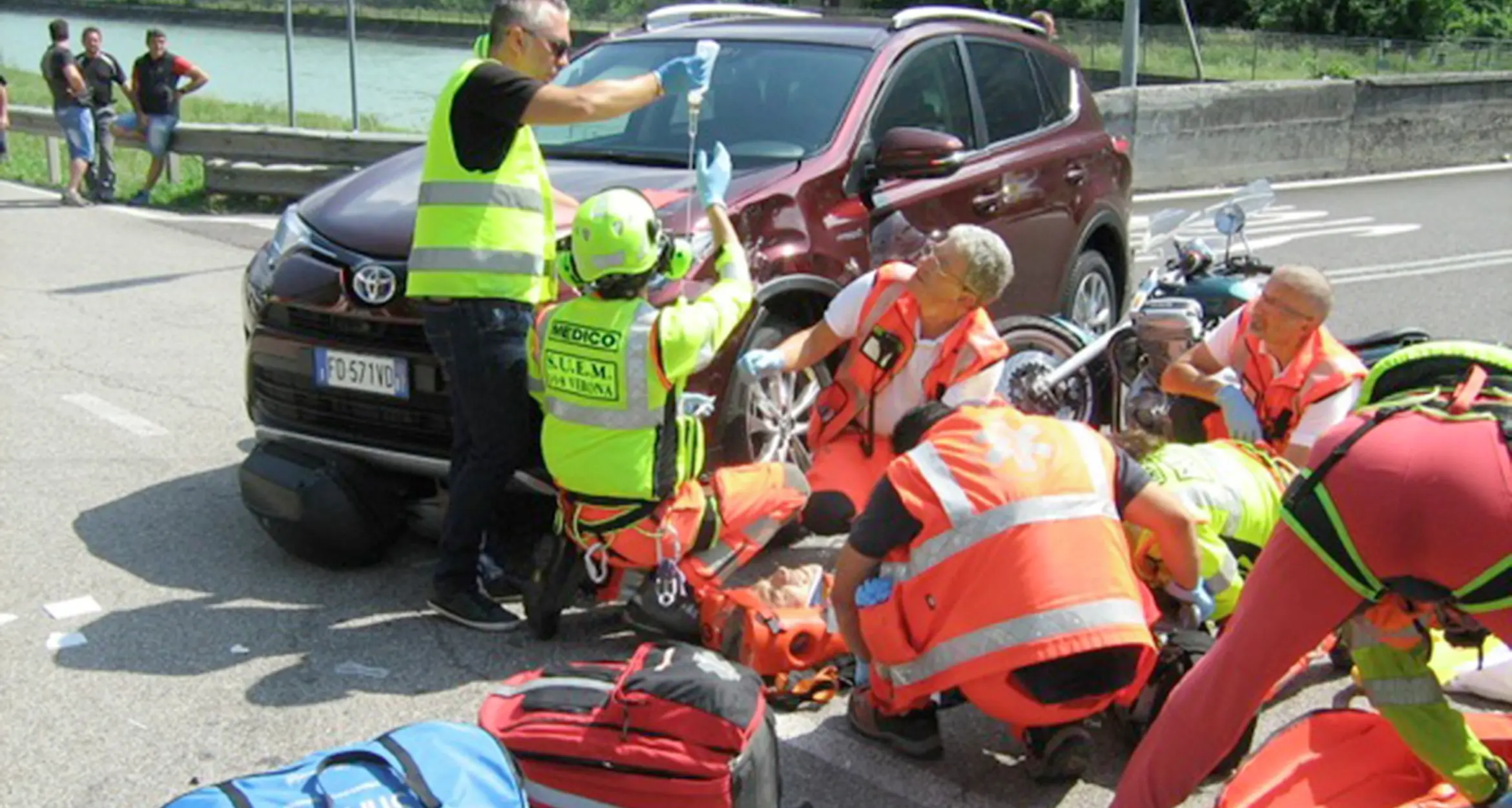 Una donna finisce con l'auto nel dirupo a Ponte Alto