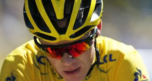 Tour de France, clamoroso al Mont Ventoux: Froome tampona una moto e corre a piedi!