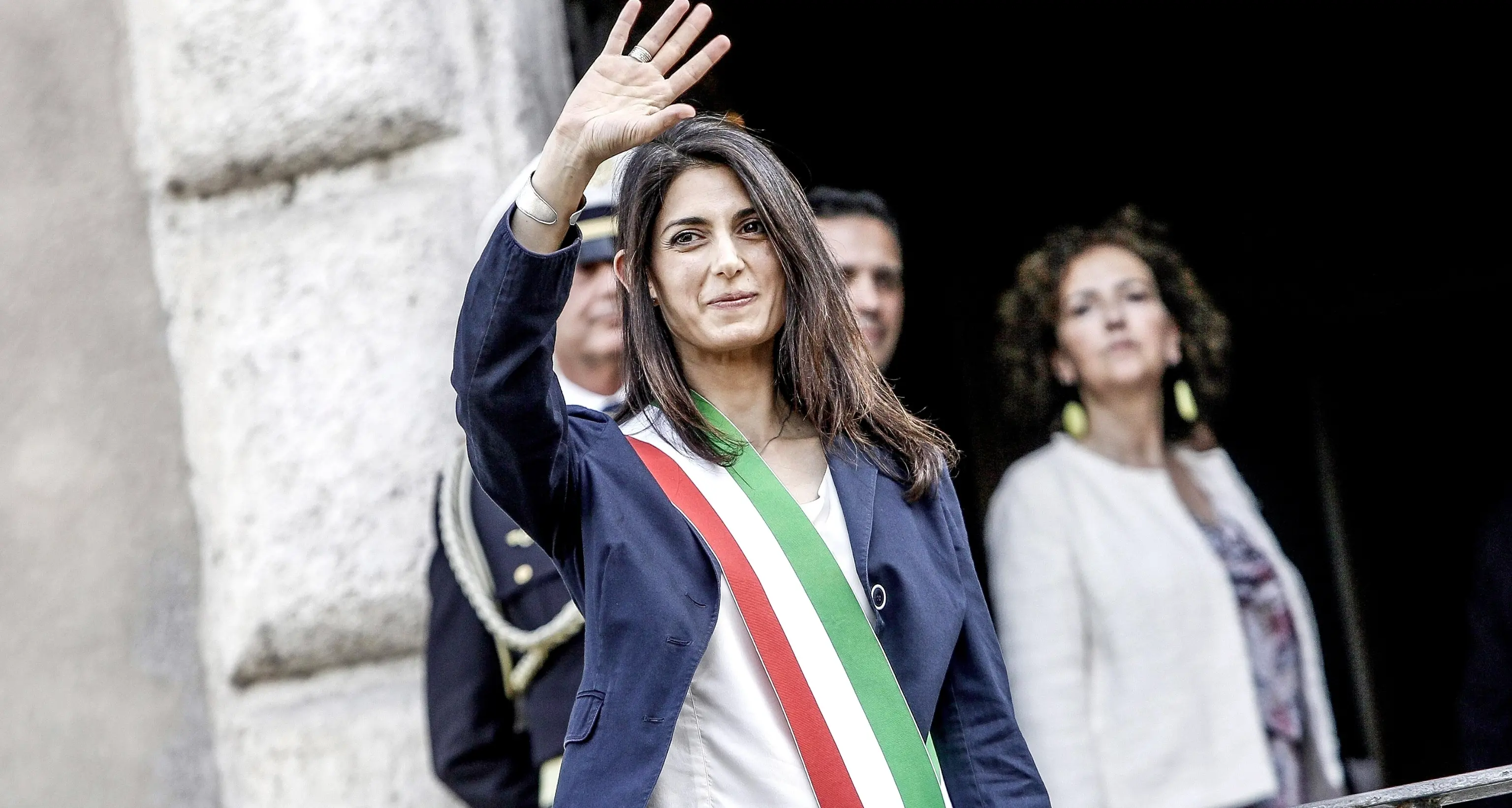Pizzarotti scrive a Virginia Raggi «Ti ammiro, difendi le tue scelte»