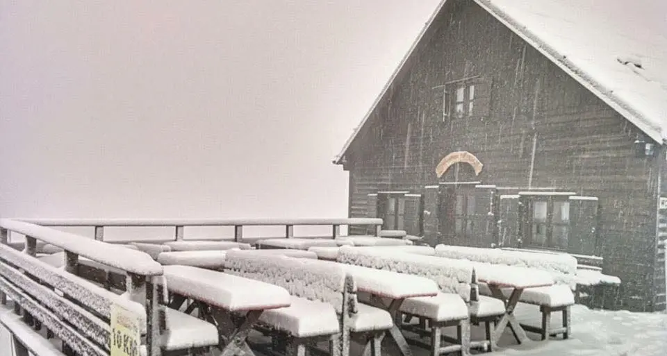 Notte di temporali, ecco la neve alla Capanna Fassa sul Piz Boè