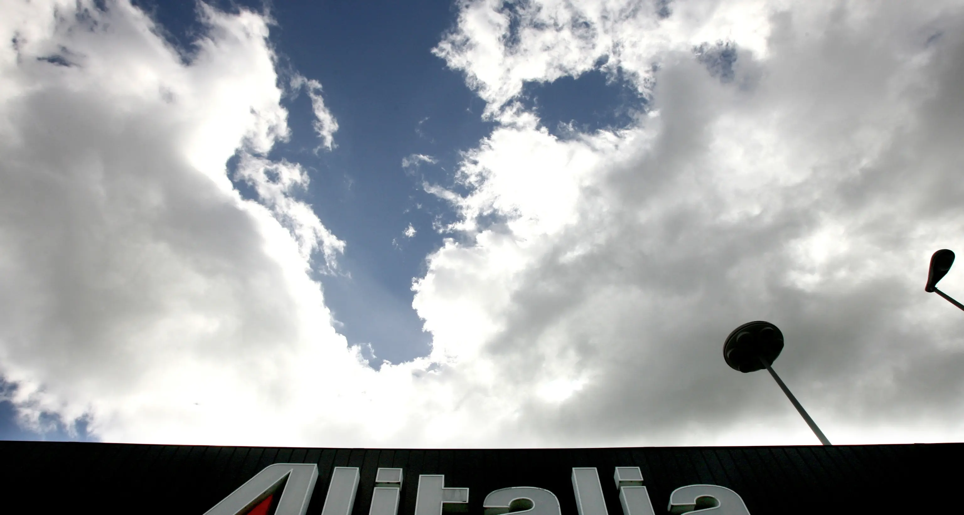 Trasporti, il volo Alitalia fermato da un pennuto