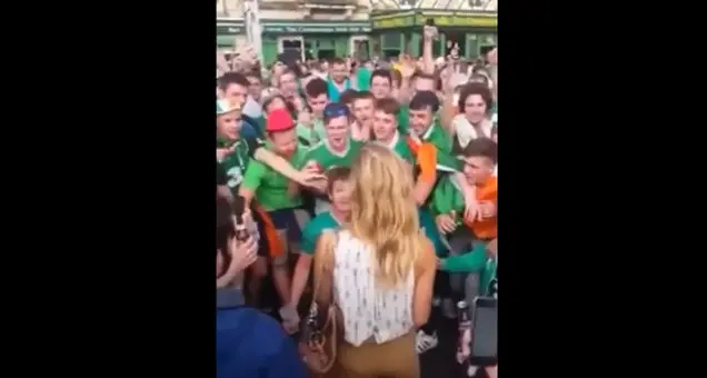 La serenata dei tifosi irlandesi a una ragazza francesce