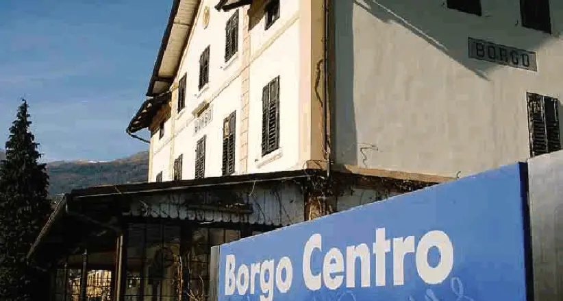 Borgo Valsugana, capotreno preso a pugni Poi l'aggressore si stende sui binari