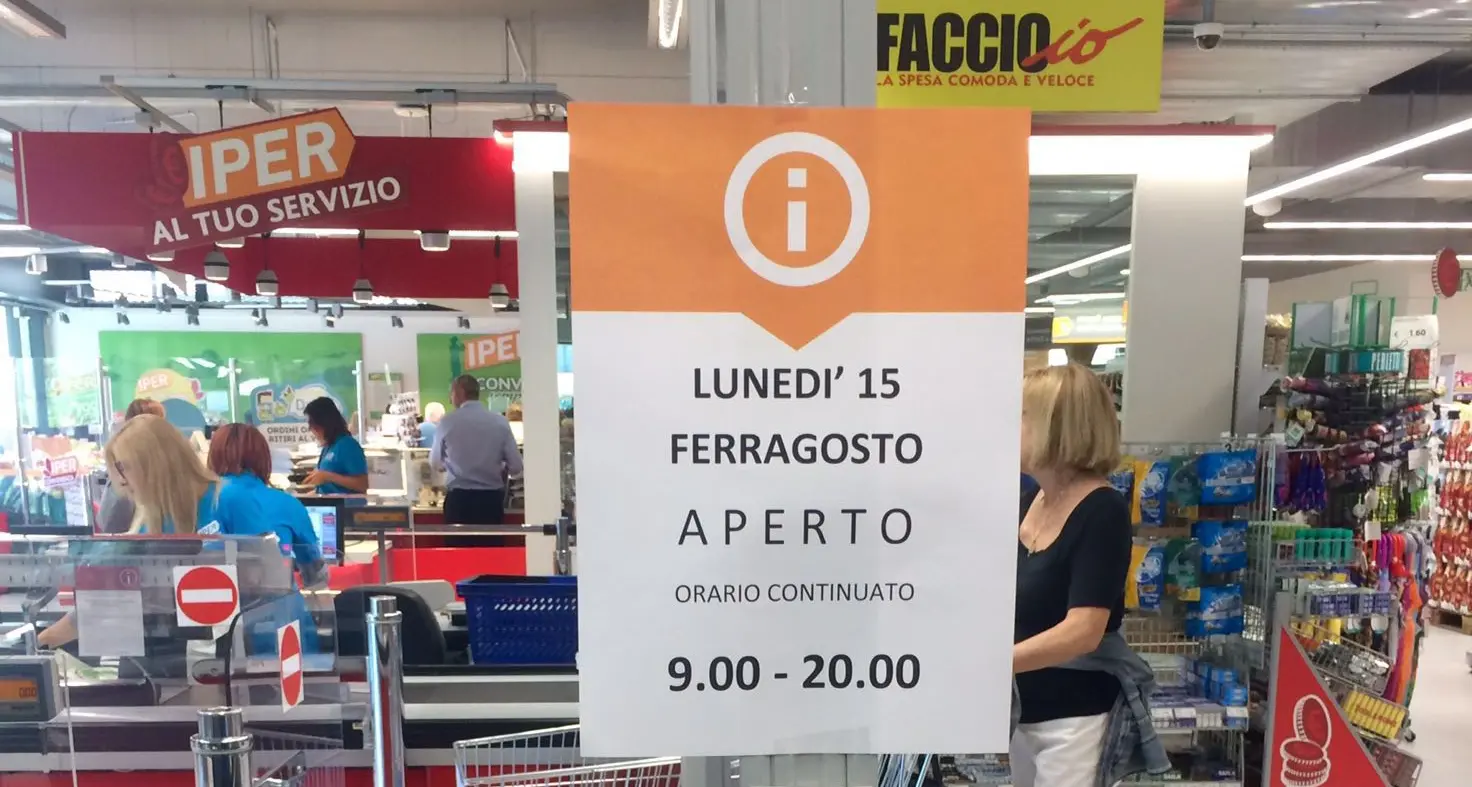 Ferragosto, l'IperPoli non chiude Orario continuato dalle 9 alle 20