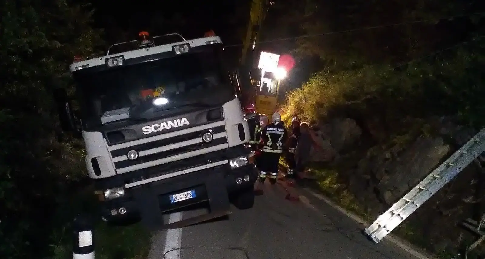 Camion esce di strada sil monte Velo I pompieri: \"Conducente miracolato\"