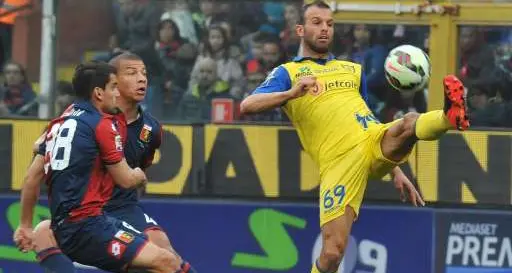 Il fidanzato la picchia, ragazza salvata dall'attaccante del Chievo Meggiorini