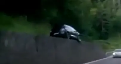 Per evitare uno scontro frontale finisce in bilico sul muraglione