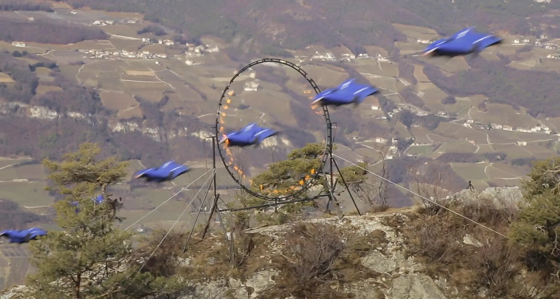 Si schianta il base jumper altoatesino Uli Emanuele Con la tuta alare volava in un cerchio di fuoco - Video